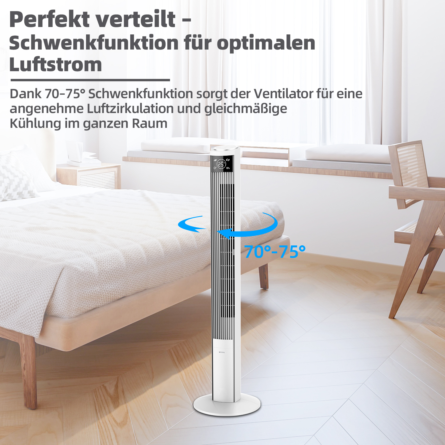 Weißer Turmventilator in einem Schlafzimmer. Der Ventilator oszilliert. Das Zimmer hat ein Bett und einen Stuhl.