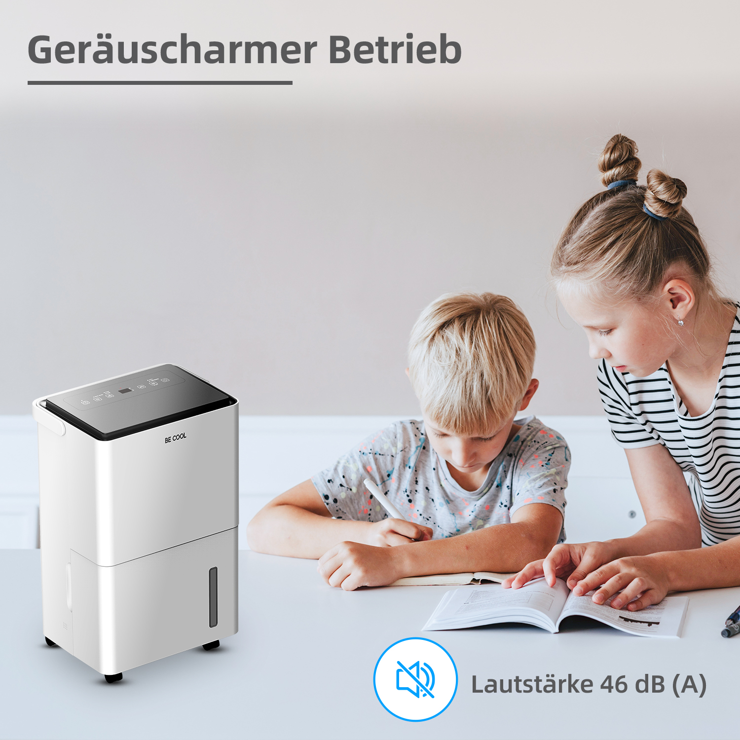 Zwei Kinder lernen mit einem Luftentfeuchter. Der Luftentfeuchter ist weiß und steht auf einem weißen Tisch.