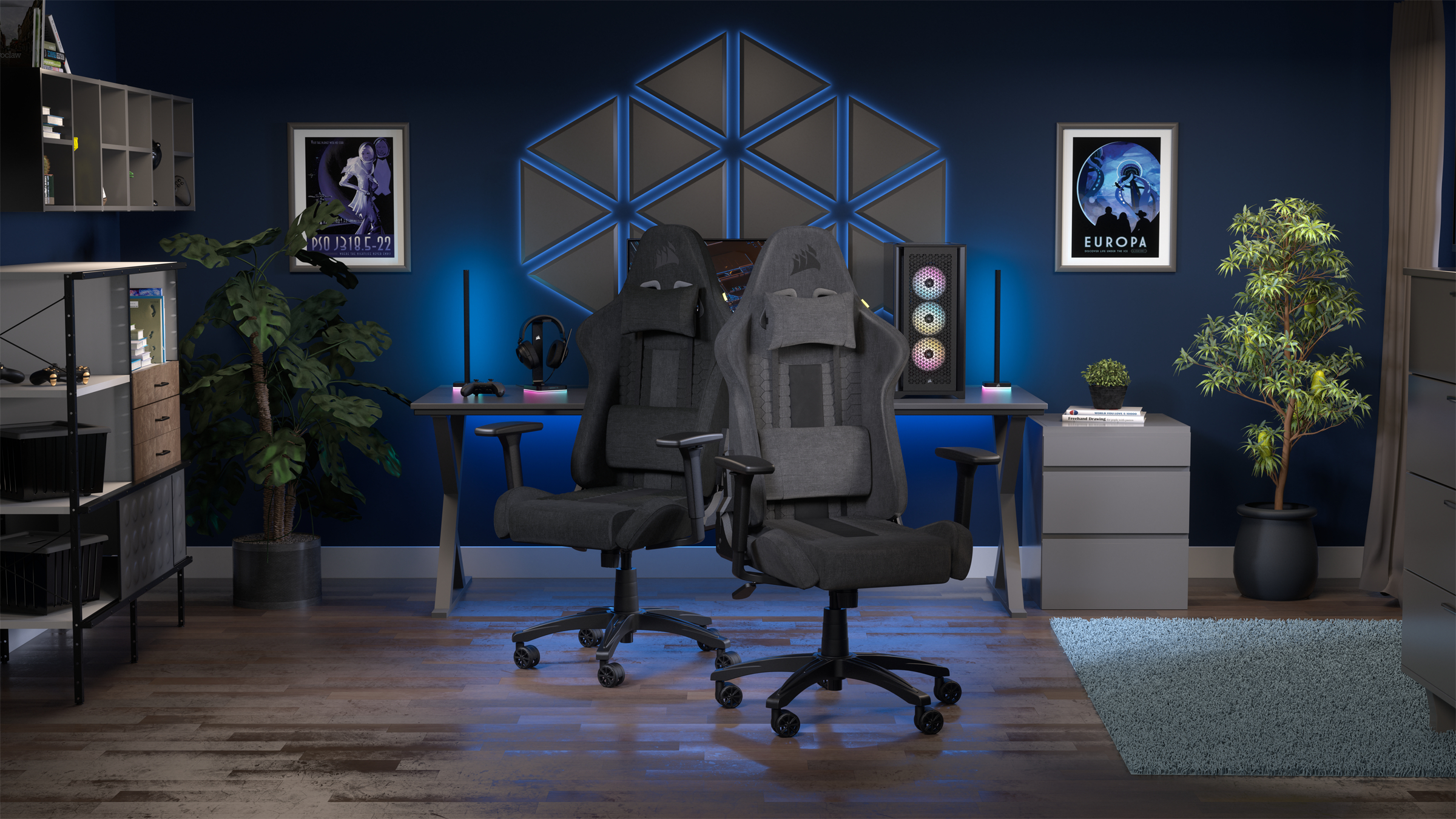 Ein schwarzer Gaming-Stuhl in einem Raum mit Computer, Postern und einem Schreibtisch mit blauen Lichtern.