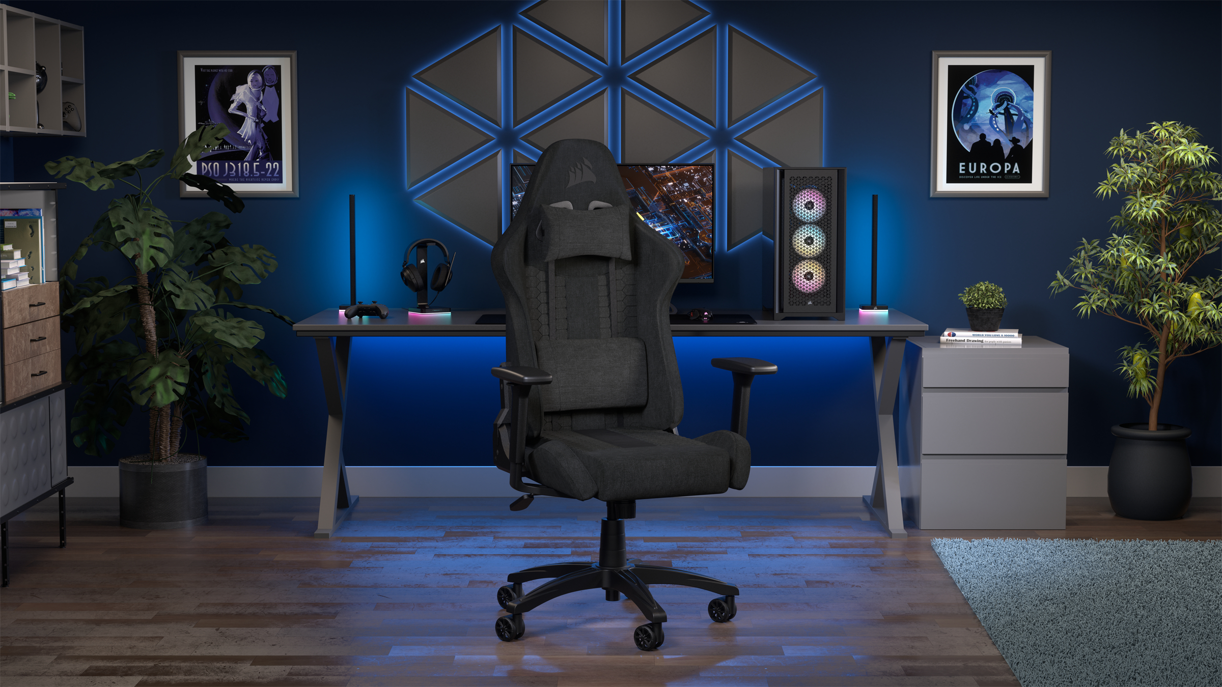 Ein schwarzer Gaming-Stuhl in einem Raum mit Computer, Postern und Schreibtisch mit blauen Lichtern, Rückseite.