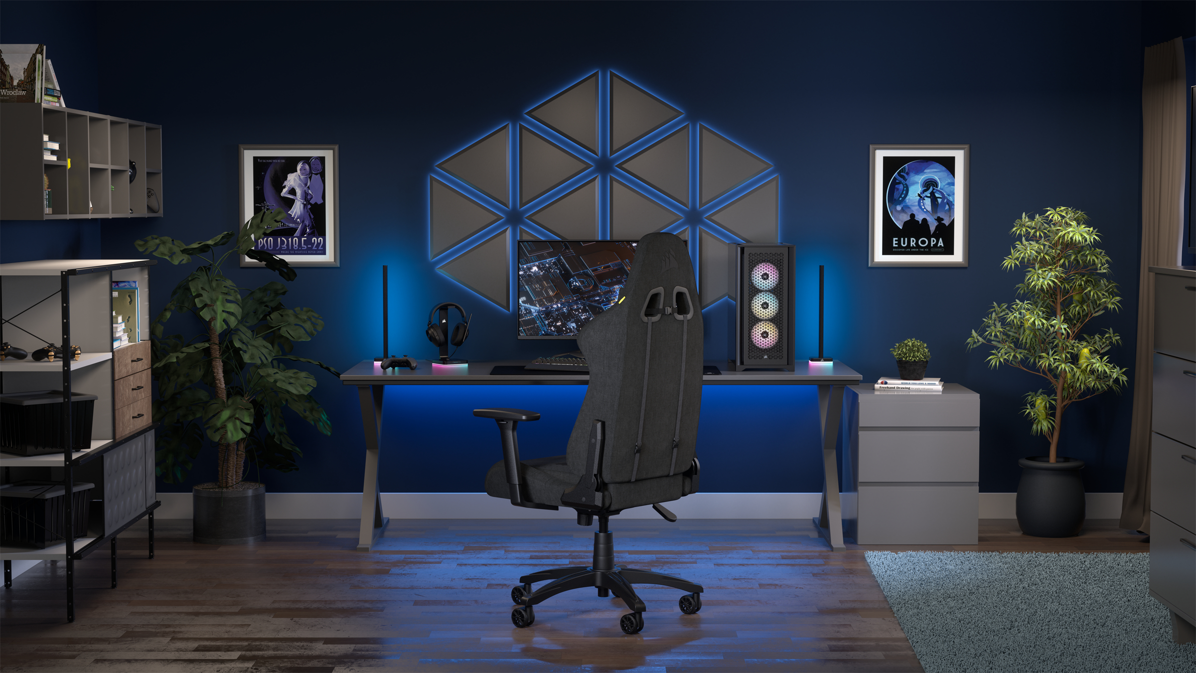 Ein schwarzer Gaming-Stuhl rechts von einem Schreibtisch mit Computer in einem Raum mit Postern und blauen Lichtern.