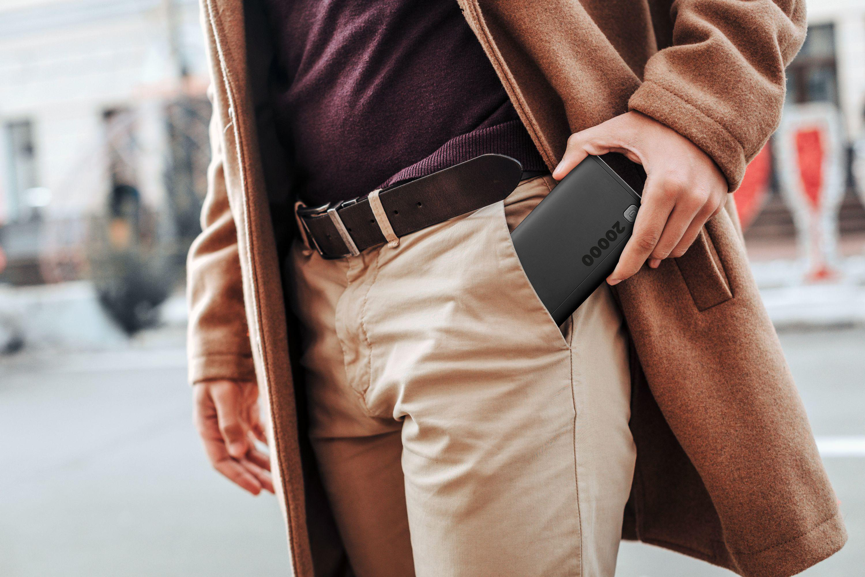 Eine Person hält eine Powerbank in der Tasche.