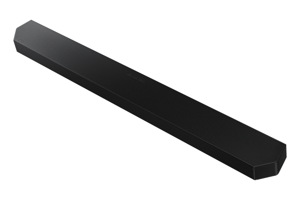 Siyah soundbar, uzun ve ince, siyah arka plan üzerinde açılı görünüm.