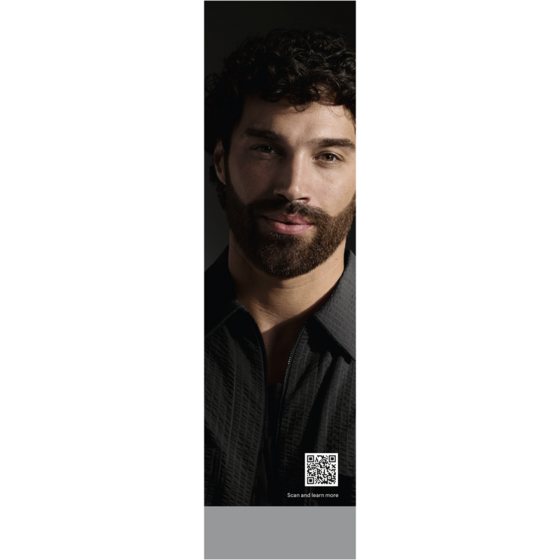 Hombre con barba, camisa negra, vista vertical, escanear para saber más, código QR.