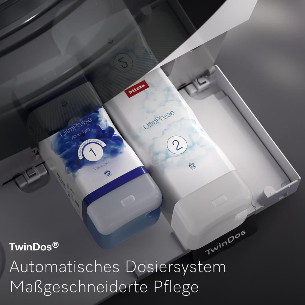 Waschmittelbehälter mit blau-weißen Etiketten, in einem Spender.