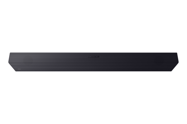 Siyah arka plan üzerinde siyah soundbar. Soundbar'ın oluklu bir tasarımı var.