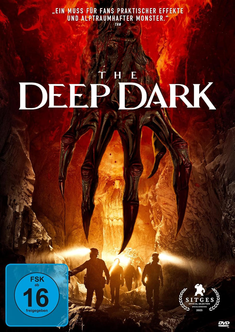 Filmposter: Eine gekrallte Hand mit dem Titel "THE DEEP DARK" und eine Gruppe von Leuten mit Lichtern.
