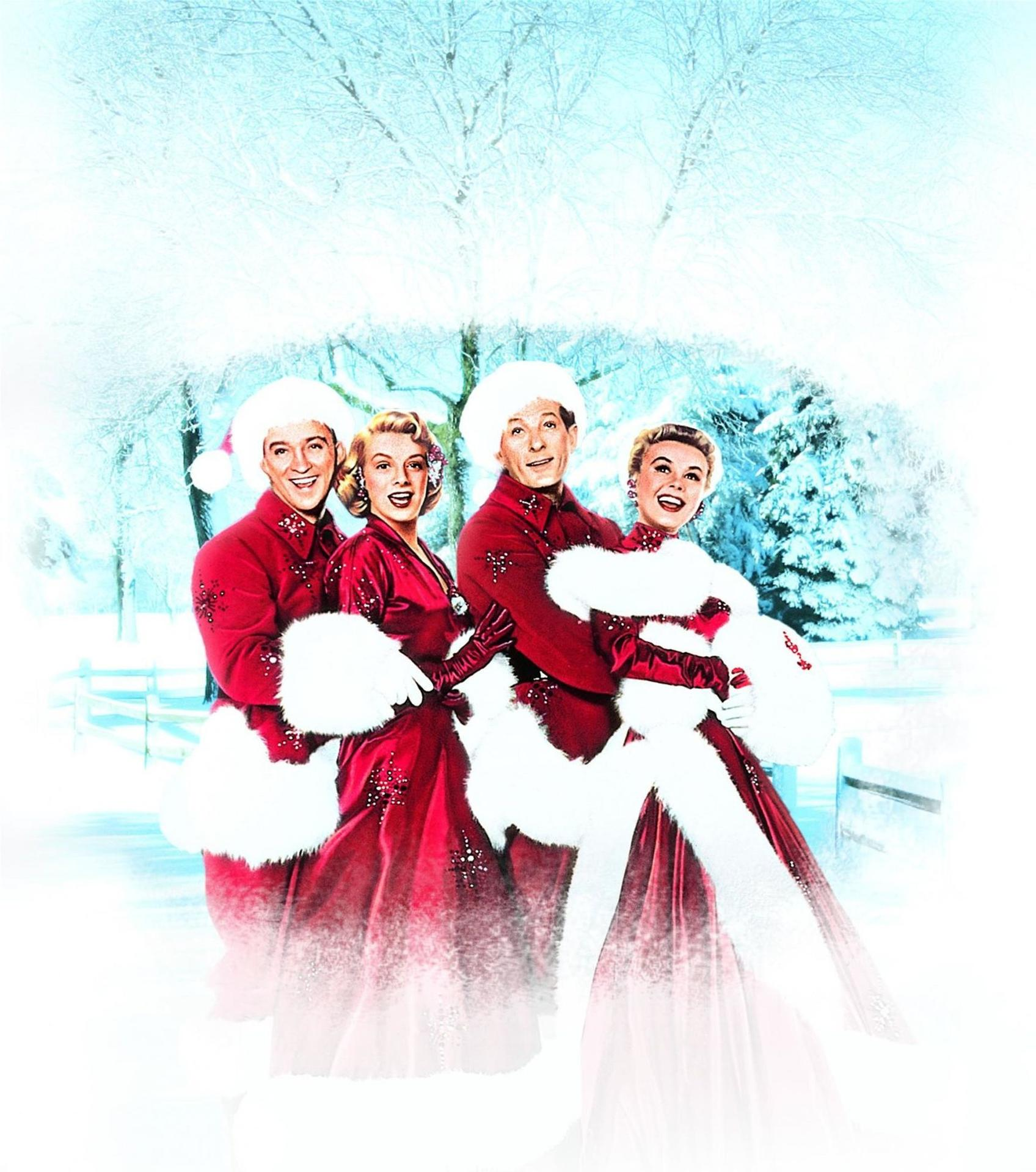 Vier Personen in roten Outfits und weißem Pelz in einer schneebedeckten Szene, Weihnachtszeit.