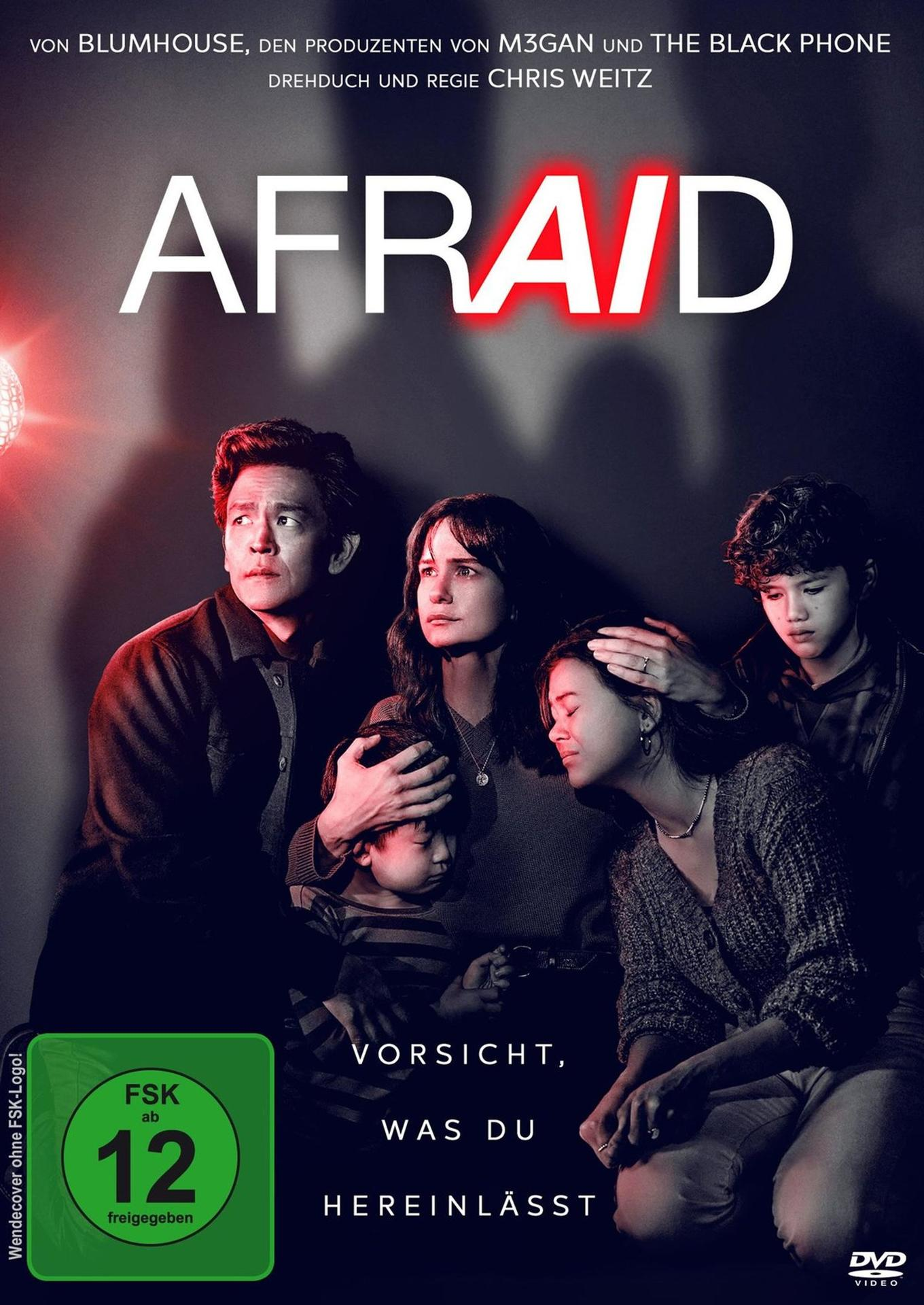 Filmposter: Familie blickt ängstlich nach oben. Titel ist Afraid. Slogan ist 'Pass auf, was du hereinlässt'.