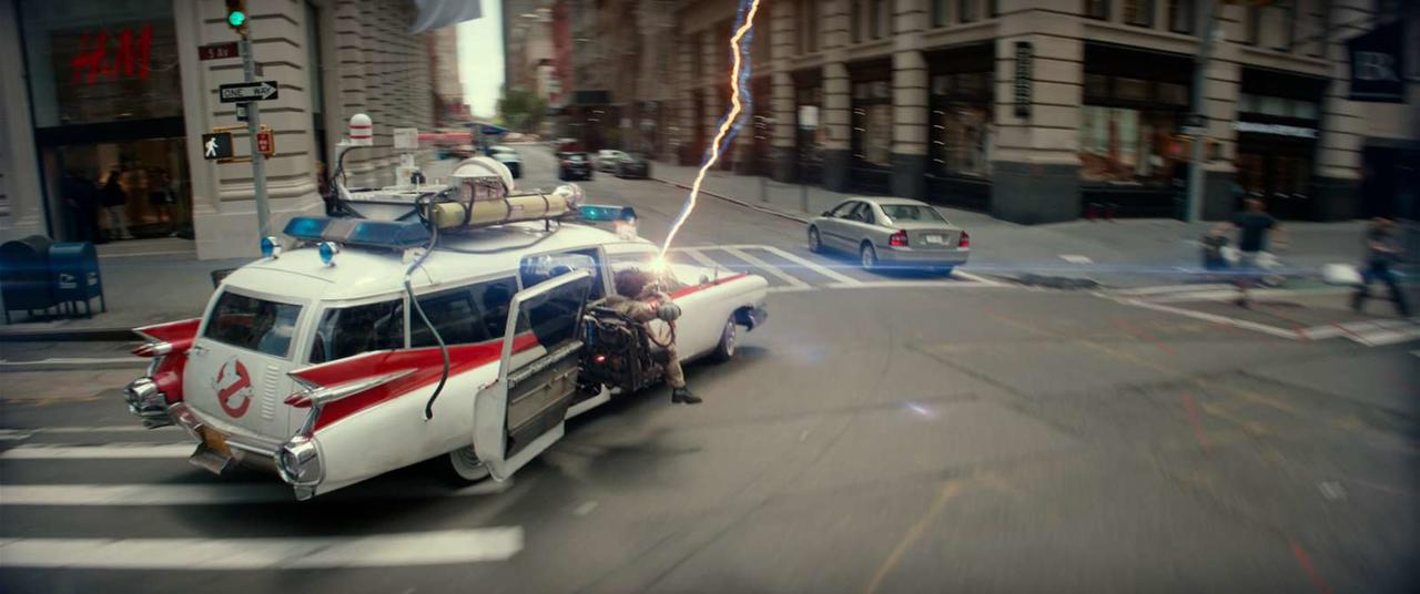 Ghostbusters-Auto in Aktion, schießt einen Strahl auf ein Ziel auf einer Stadtstraße.