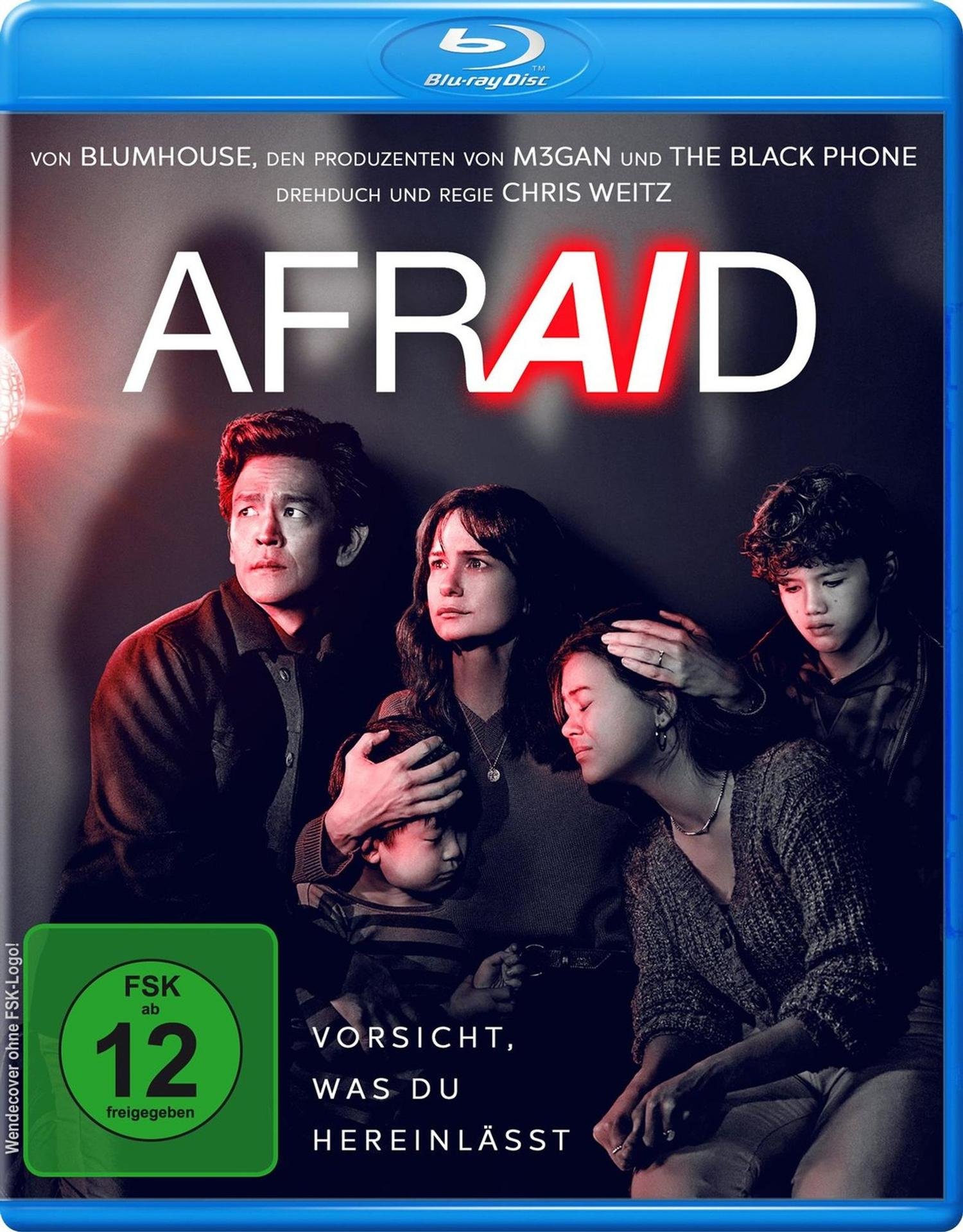 Filmplakat von Afraid, eine Familie sieht besorgt aus, mit dunklem Hintergrund.