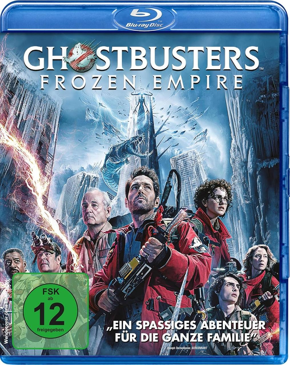 Filmplakat von Ghostbusters: Frozen Empire. Mehrere Schauspieler mit Protonenpacks, Stadt im Hintergrund.
