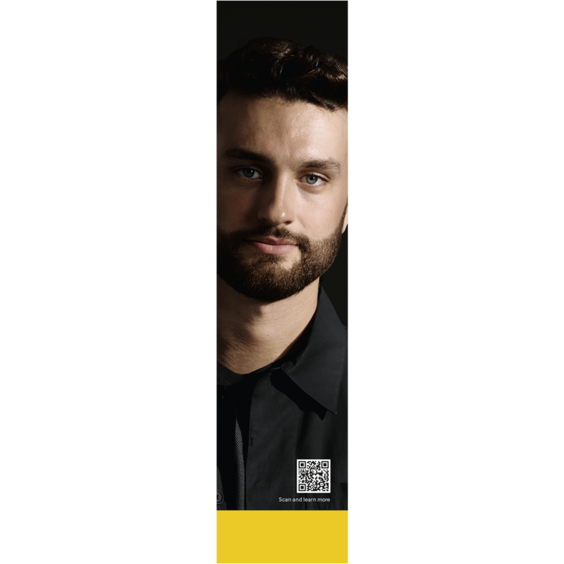 Primer plano de un hombre con barba, mirando a la cámara, con texto y código QR.