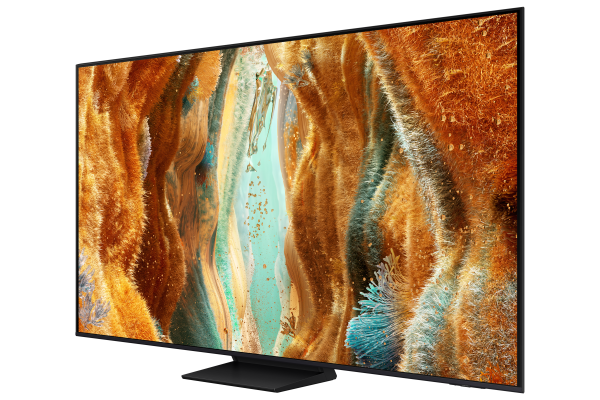 Büyük bir TV ekranı, kahverengi ve mavi tonlarında katmanlı dokulara sahip soyut bir manzara sergiliyor.