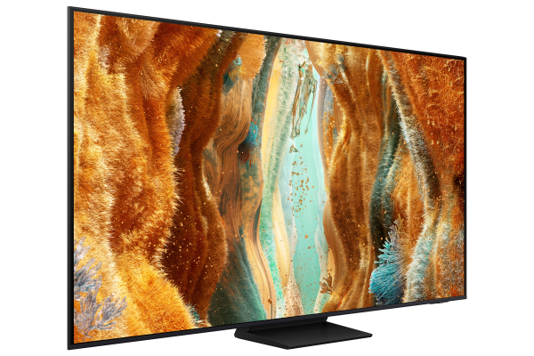 Büyük bir TV ekranı, kahverengi ve mavi tonlarında katmanlı dokulara sahip soyut bir manzara sergiliyor.
