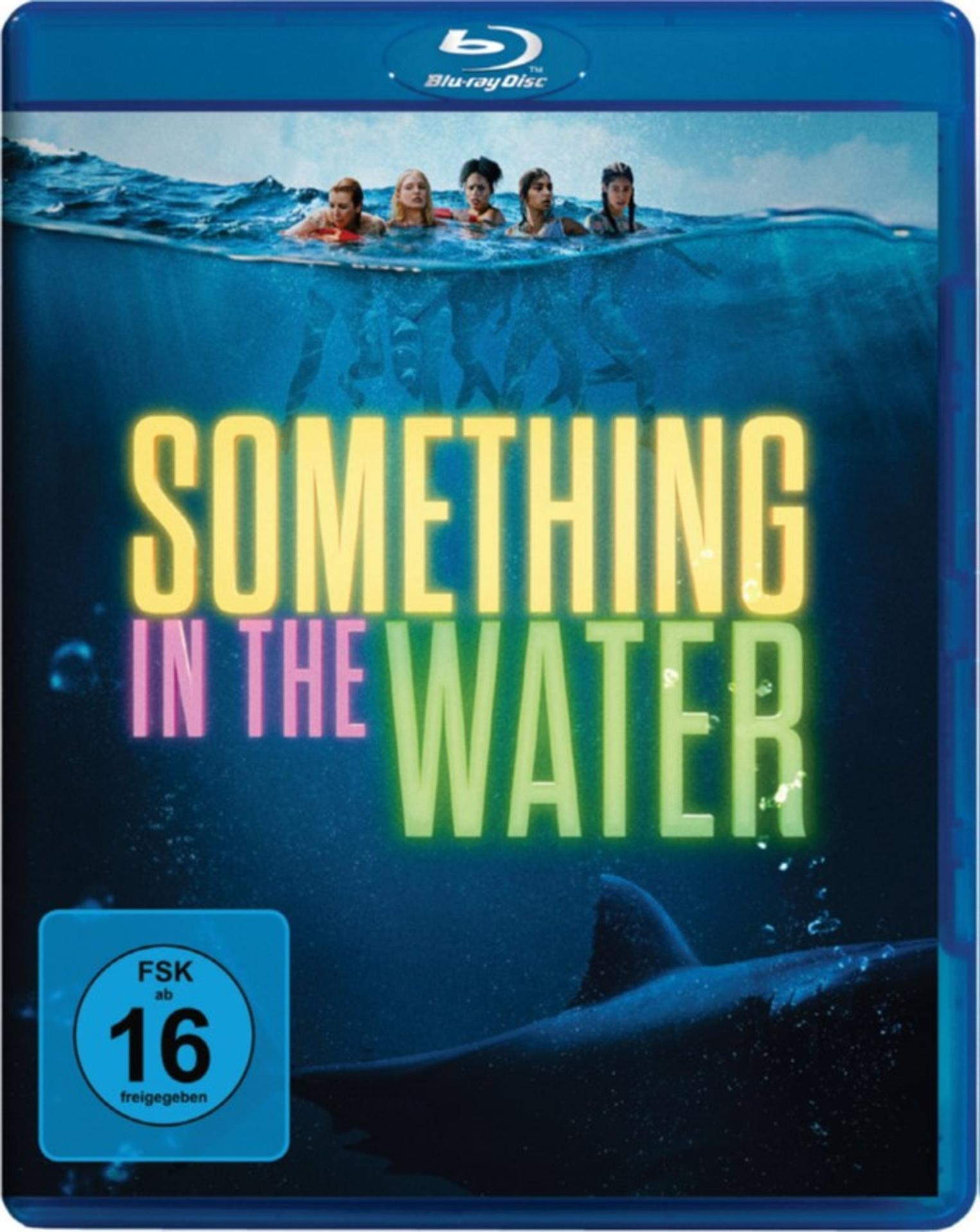 Blu-ray-Disc-Cover mit dem Titel "SOMETHING IN THE WATER" und Bildern von Frauen über Wasser.