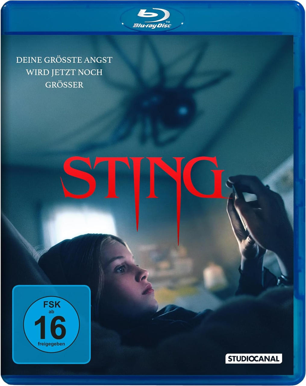 Filmcover von STING. Eine junge Frau, eine Spinne und der Filmtitel sind gezeigt.