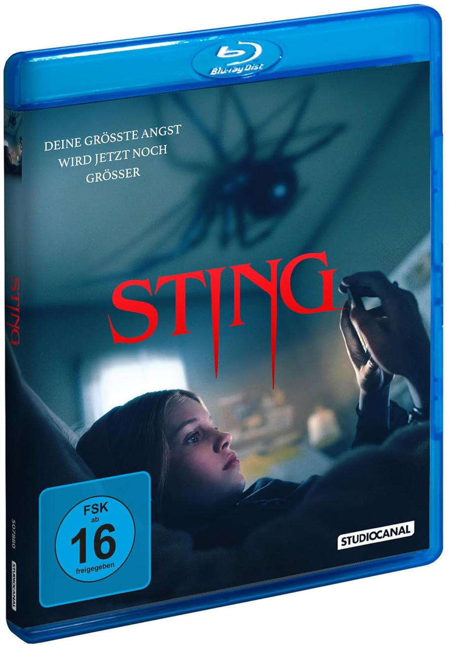 Filmcover mit einer Spinne und einem Mädchen mit dem Titel 'STING', eine blaue Blu-ray Disc.