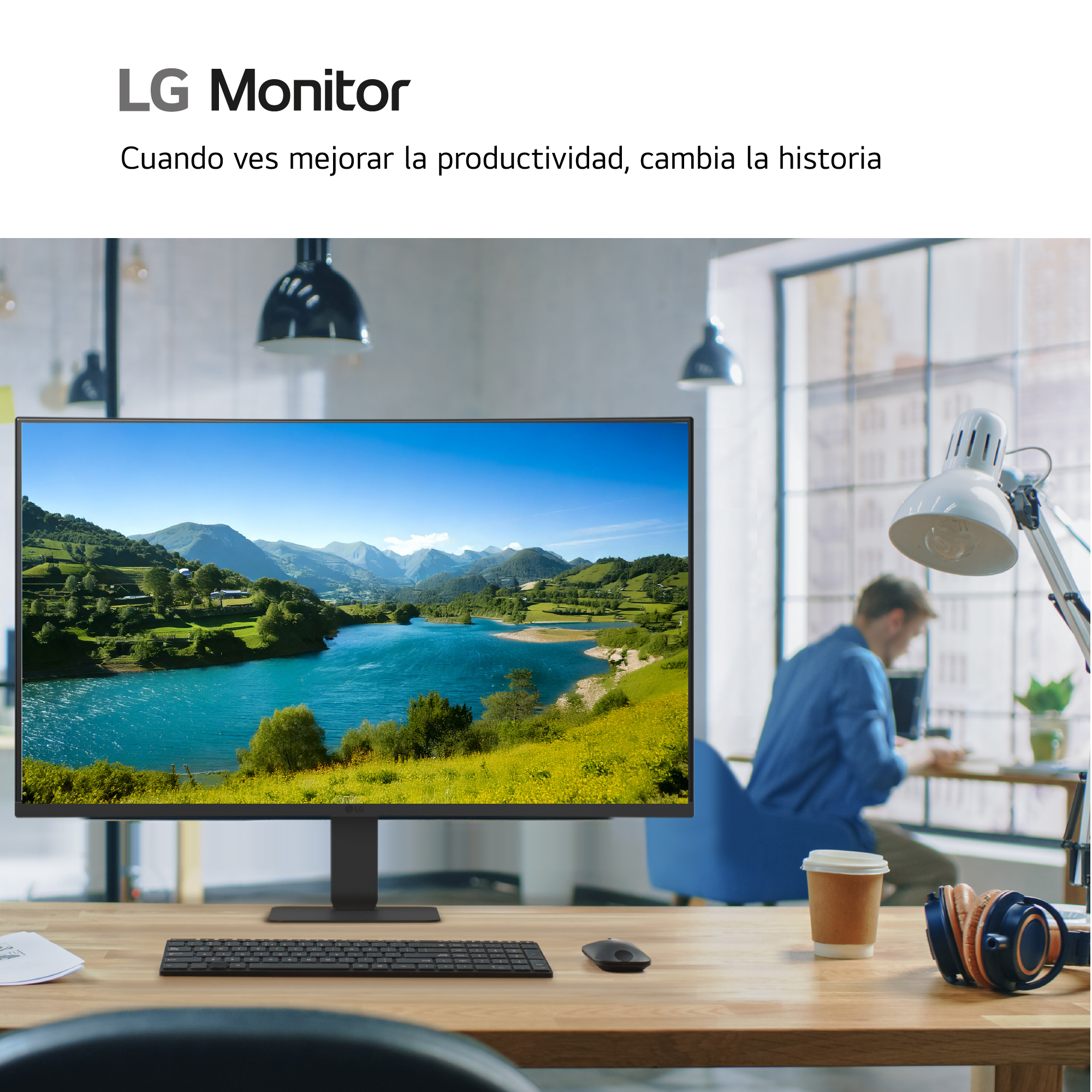 Una persona trabajando en un escritorio con un monitor LG.