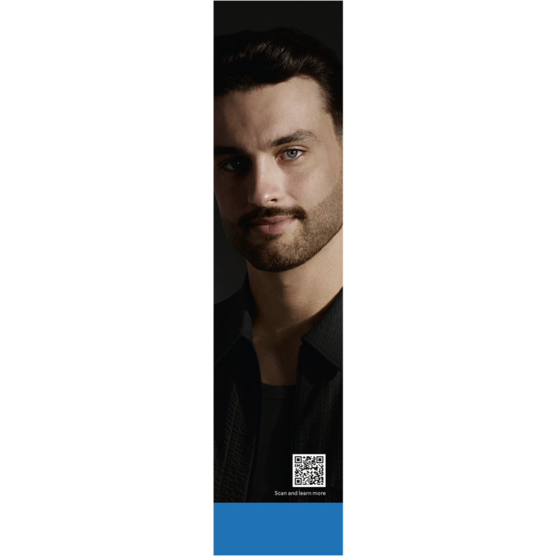 Hombre con barba, mirando al frente, camisa negra, código QR, fondo negro, barra azul abajo.