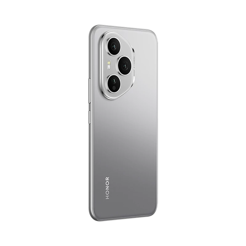 Parte trasera de teléfono plateado con tres cámaras, logo HONOR. Vista en ángulo. Fondo negro.