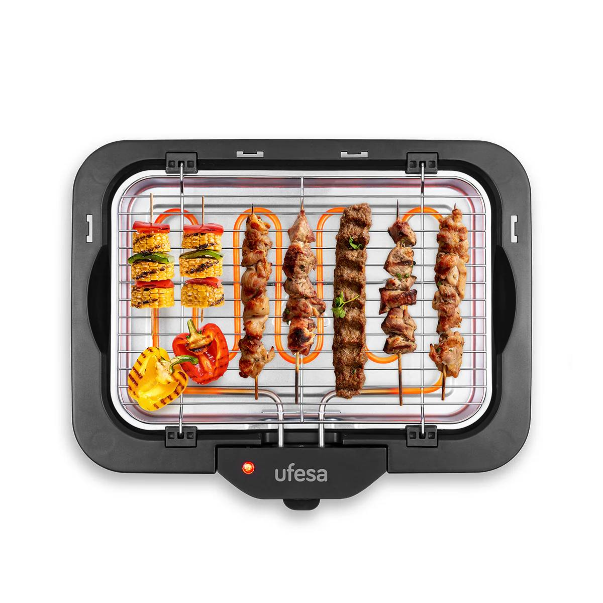 Parrilla con comida, fondo blanco.