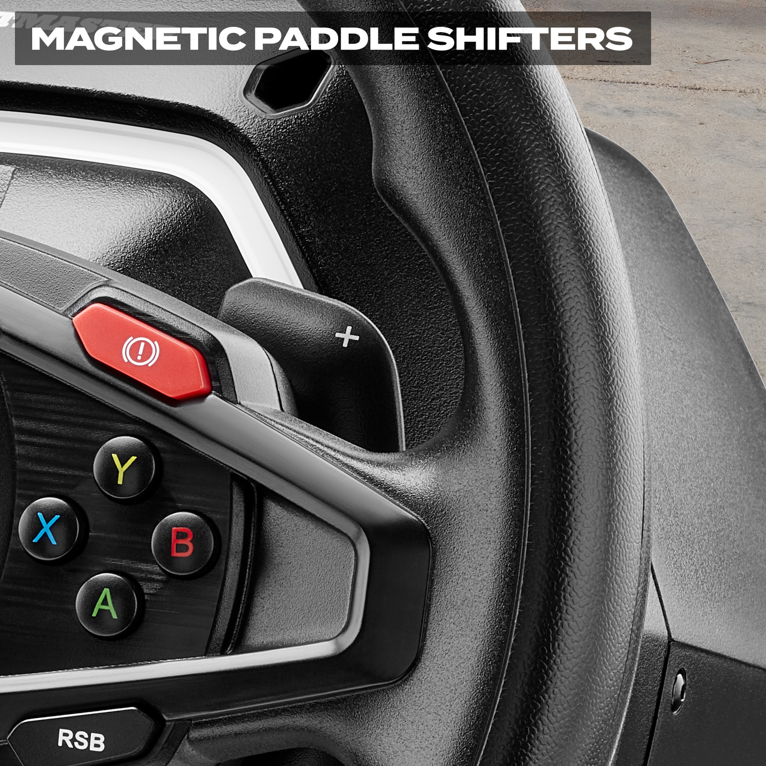 Close-up van een stuurwiel met magnetische schakelflippers en bedieningsknoppen.