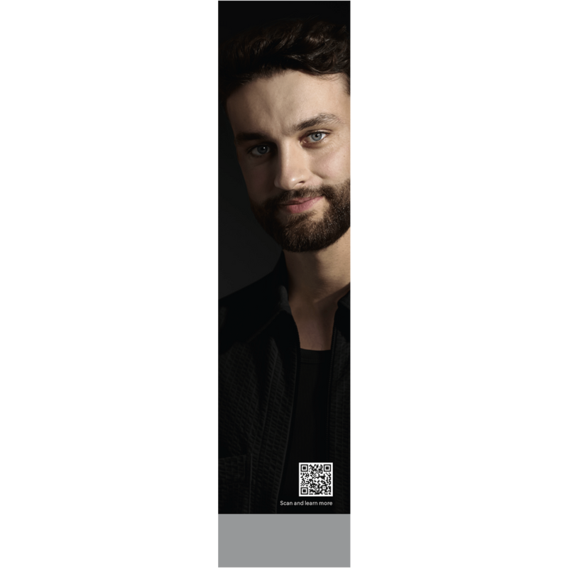 La cara de un hombre con barba y un código QR en la parte inferior.