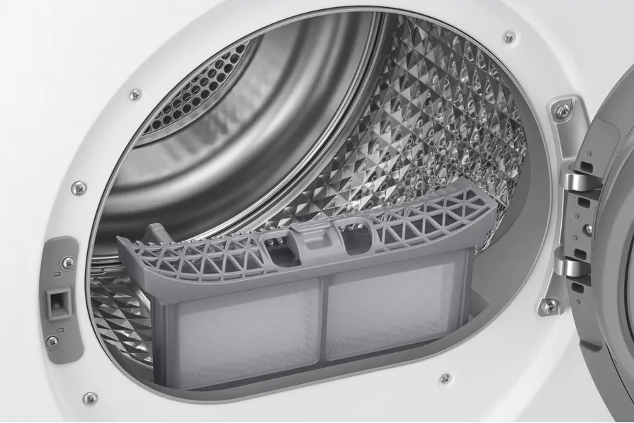 Innenraum eines weißen Samsung-Trockners. Ein Filter ist vorhanden. Die Trommel ist metallisch, mit Muster.