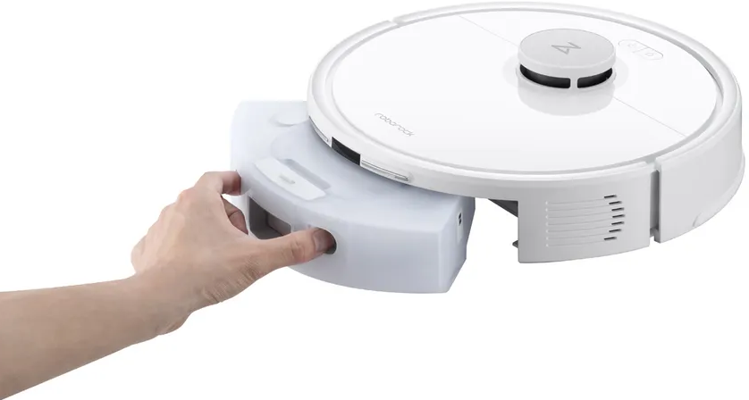 Mano che rimuove un serbatoio dell'acqua da un aspirapolvere robotico bianco. Il marchio è Roborock.