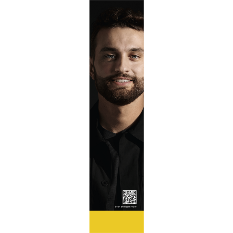 Hombre con barba sonriendo, camisa negra. Código QR abajo. Fondo negro.