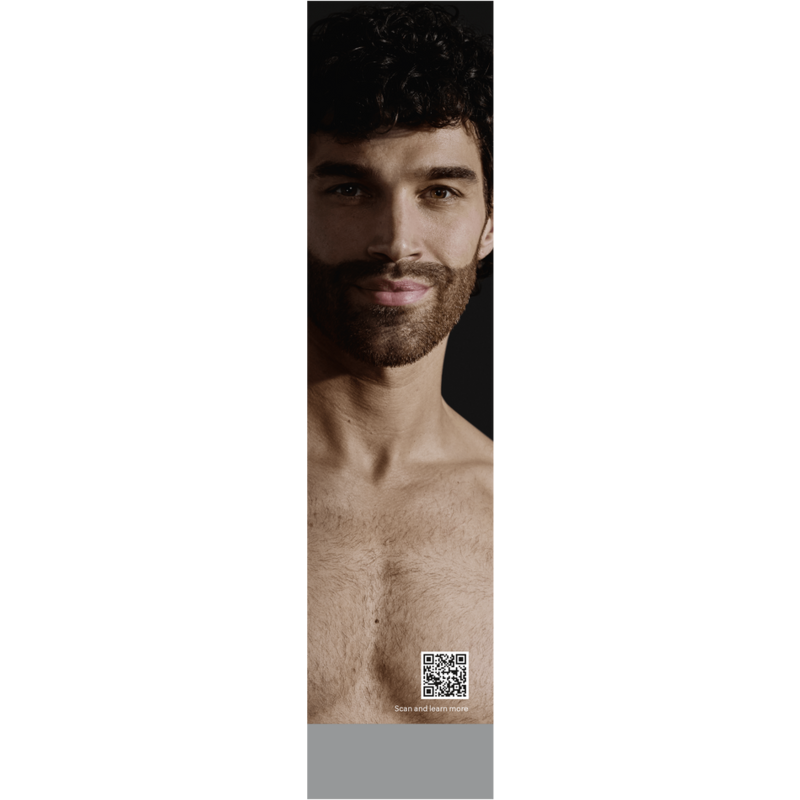 Hombre con cabello oscuro y barba, sonriendo. Torso desnudo y fondo negro. Código QR abajo.