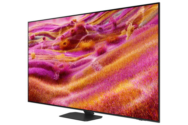 Pembe ve sarı tonları olan renkli soyut bir görüntü gösteren kavisli ekranlı bir TV.