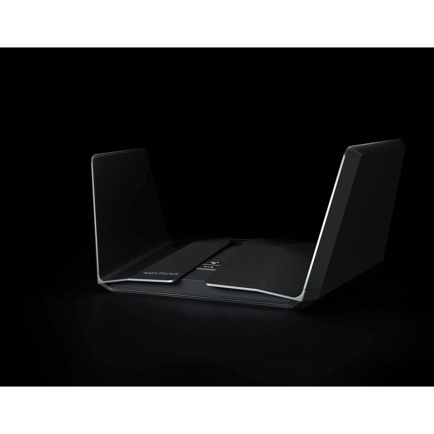 Zwarte Nighthawk router op een oppervlak.