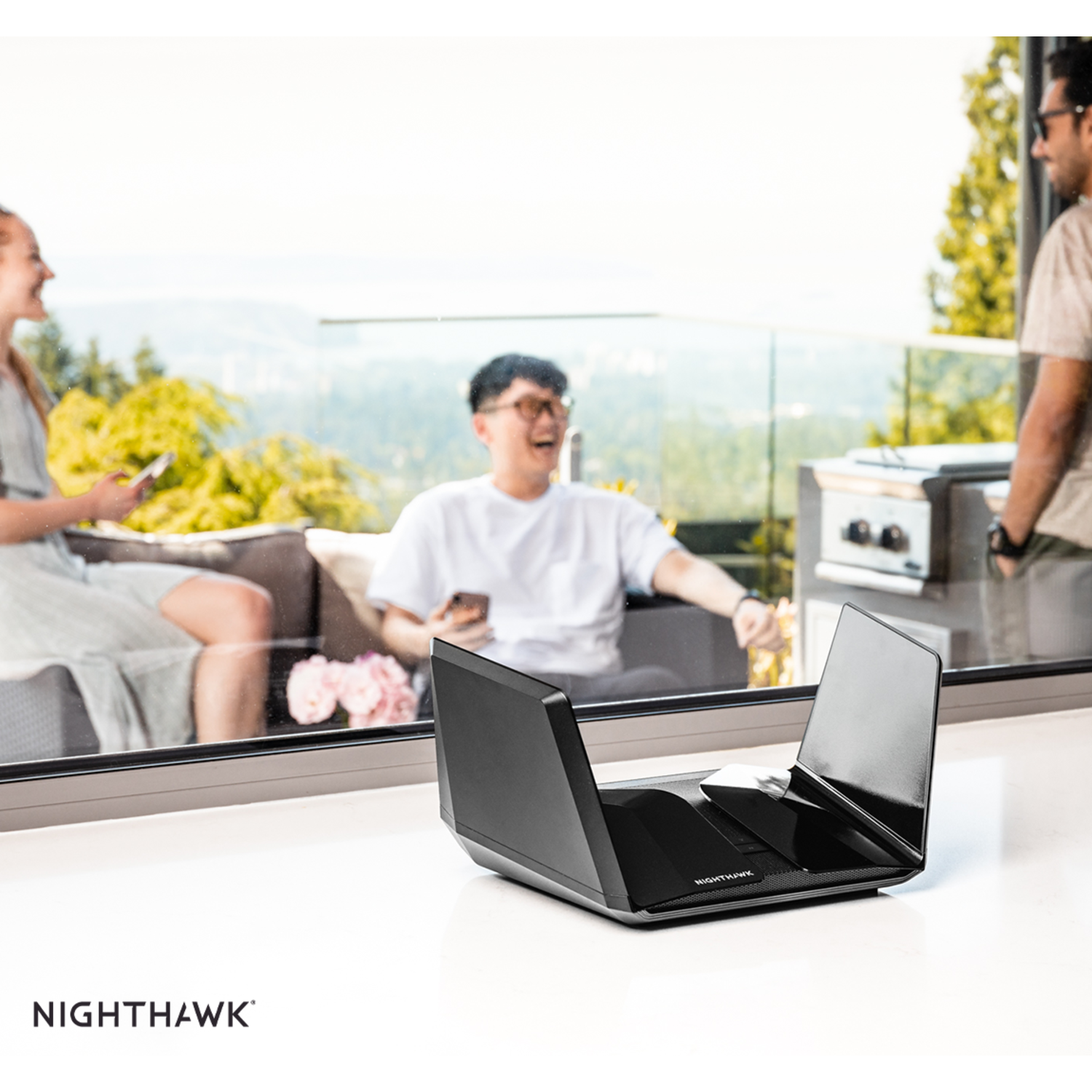 Mensen op balkon met een Nighthawk router.