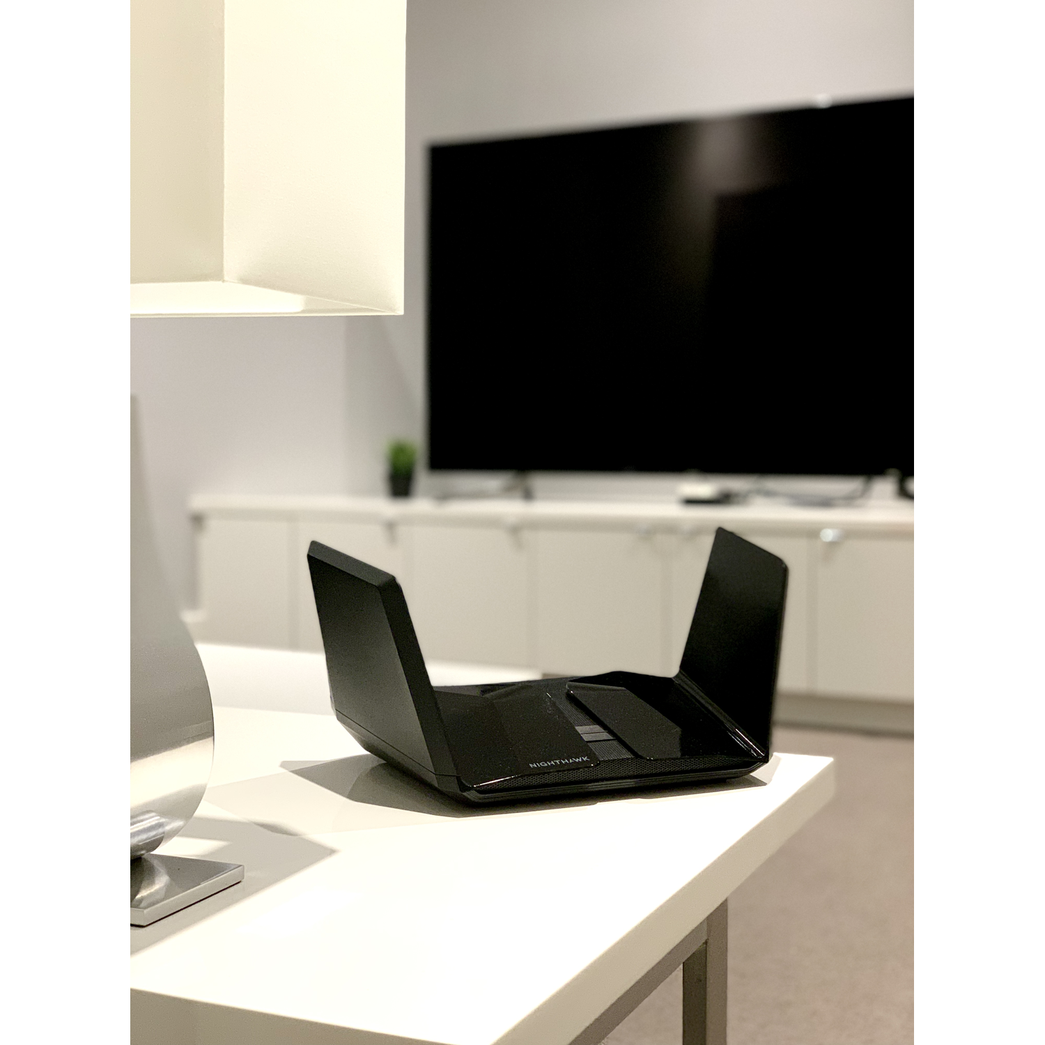 Woonkamer met tv, router.