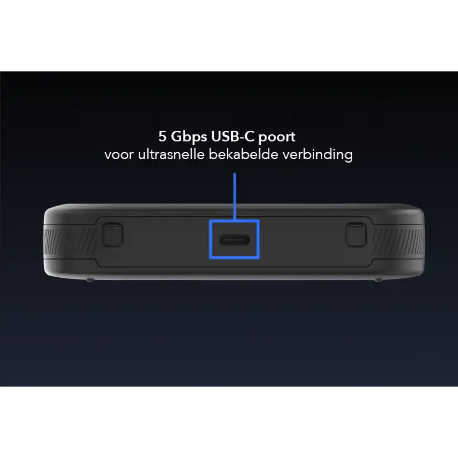Close-up van een zwarte router met een USB-C-poort aan de zijkant. Donkerblauwe achtergrond.