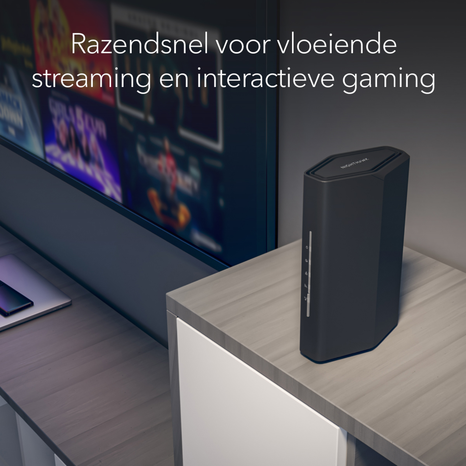 Een zwarte router op een witte plank met een tv op de achtergrond.