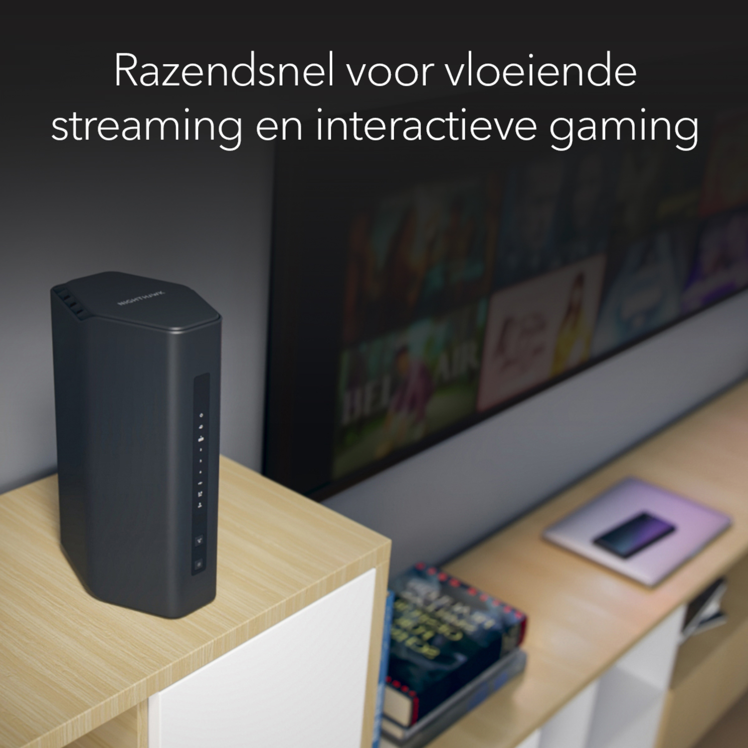 Nighthawk router op een standaard, met een tv met video's.