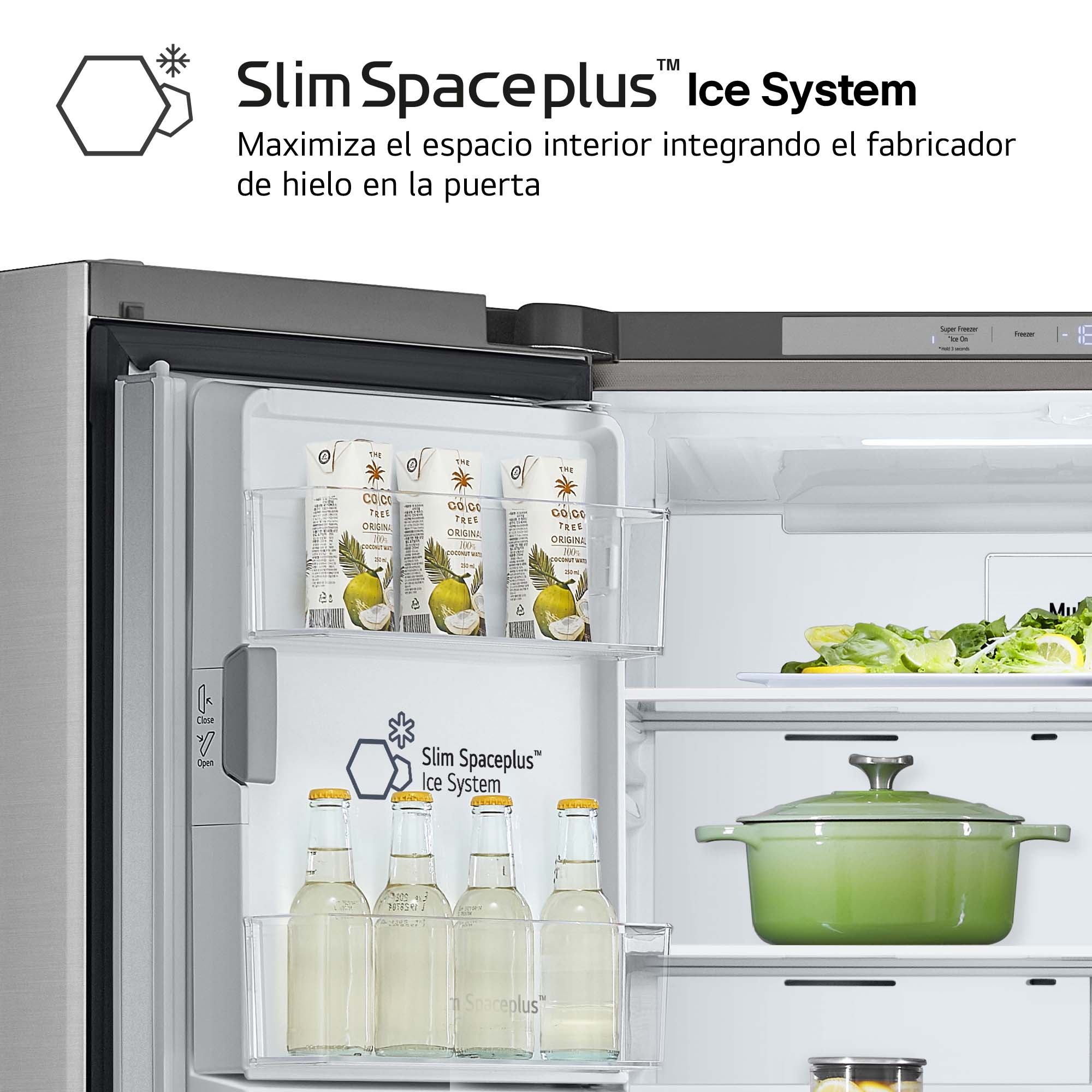 Interior de refrigerador con bebidas y alimentos. Texto del sistema de hielo arriba.