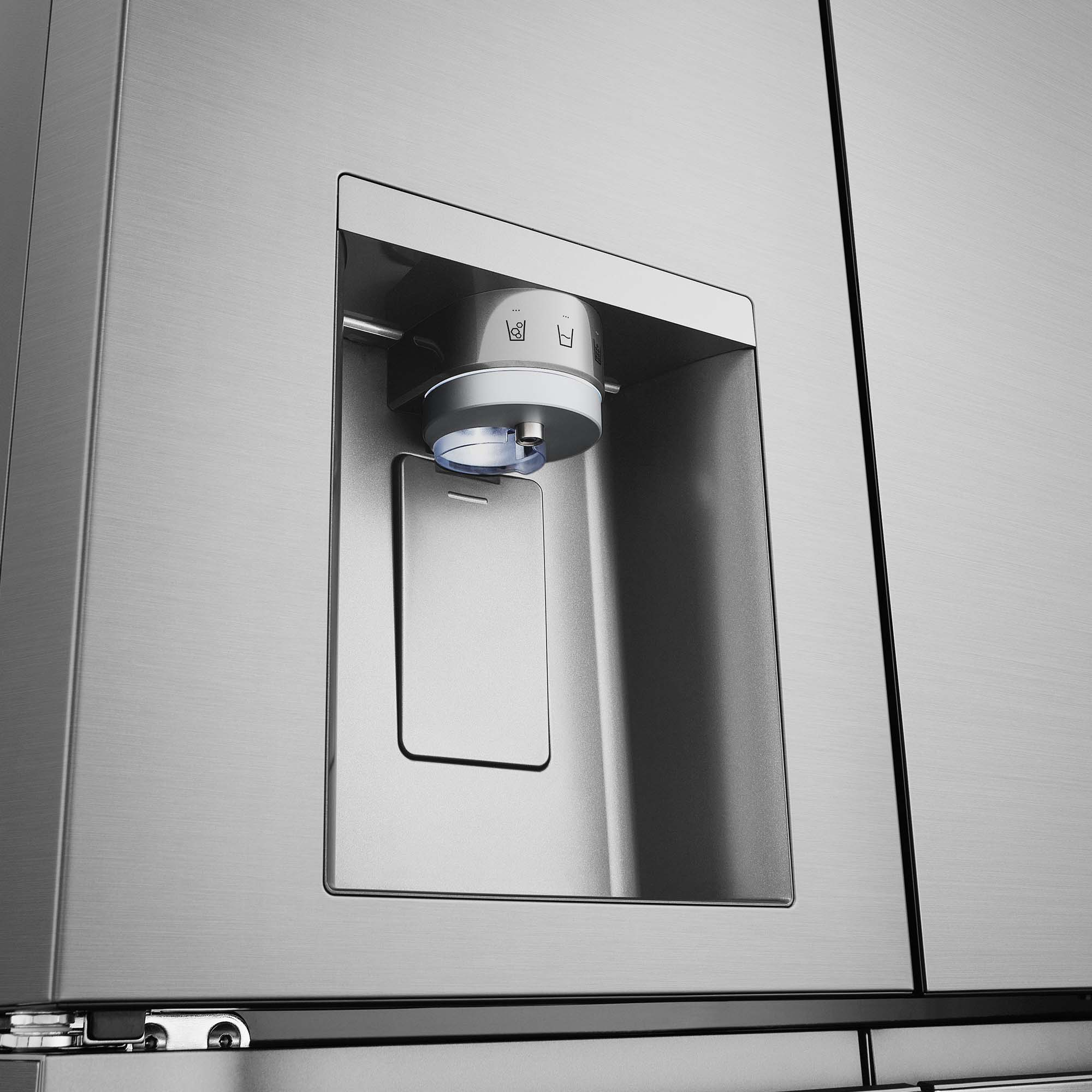 Primer plano de una puerta de refrigerador de acero inoxidable con dispensador de agua y hielo.