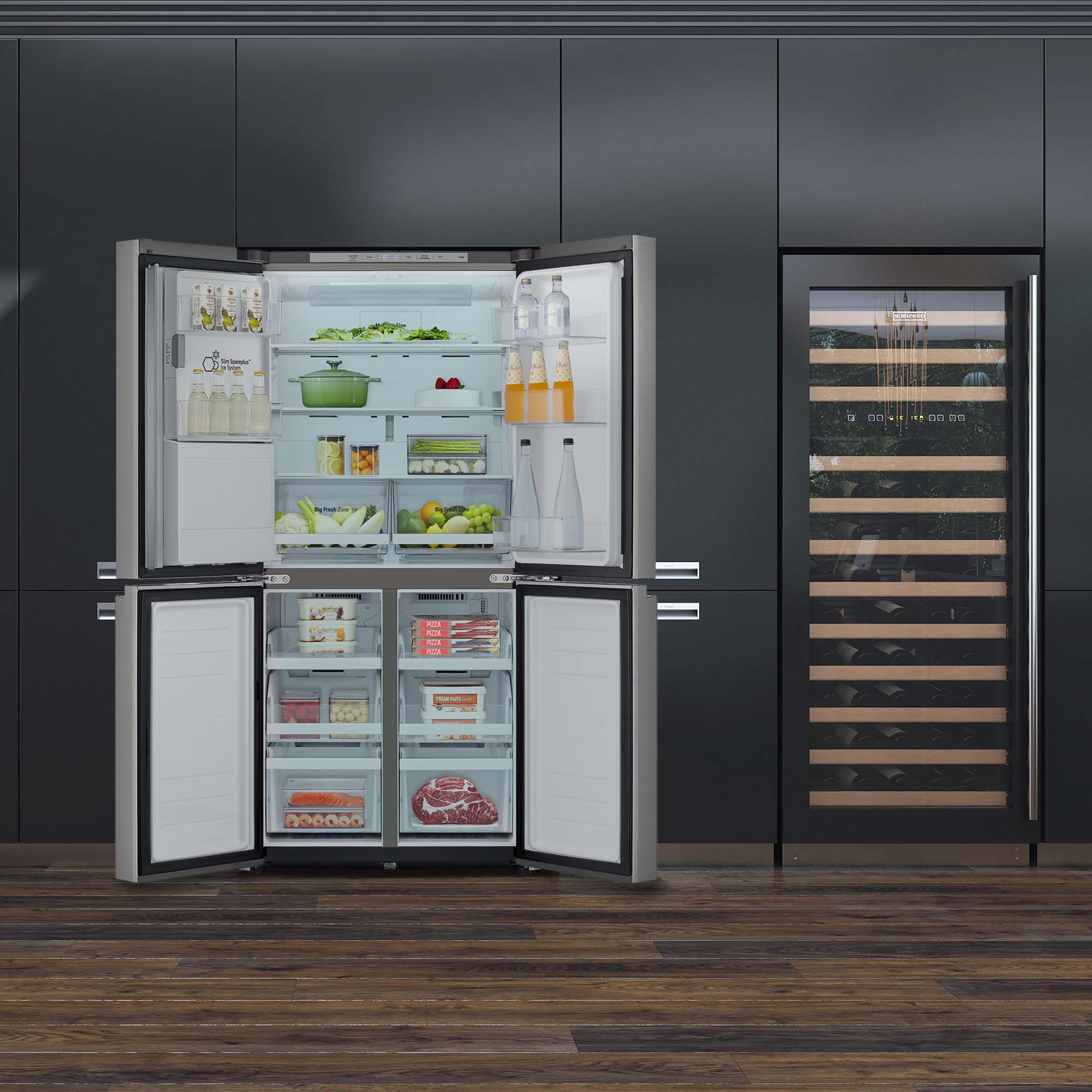 Un refrigerador moderno con puertas abiertas, lleno de comida. Una vinoteca está a la derecha.