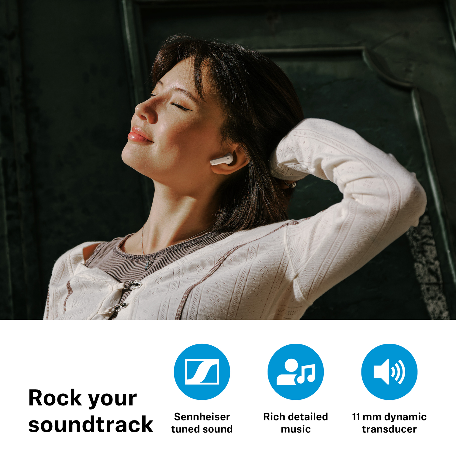 Vrouw met oordopjes, glimlachend. Tekst: Rock je soundtrack. Sennheiser geluid.