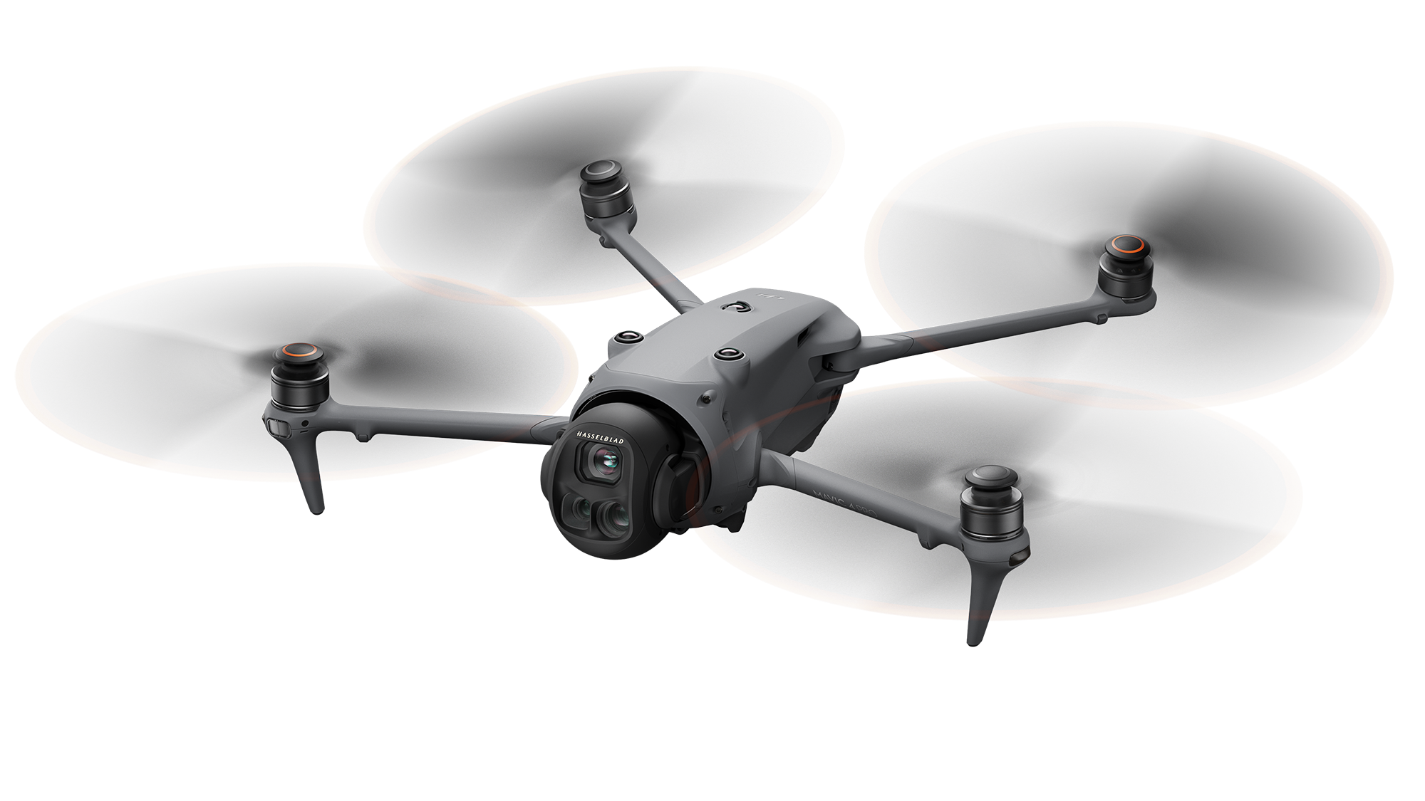 Pervaneleri açık gri drone, kamera öne bakıyor.