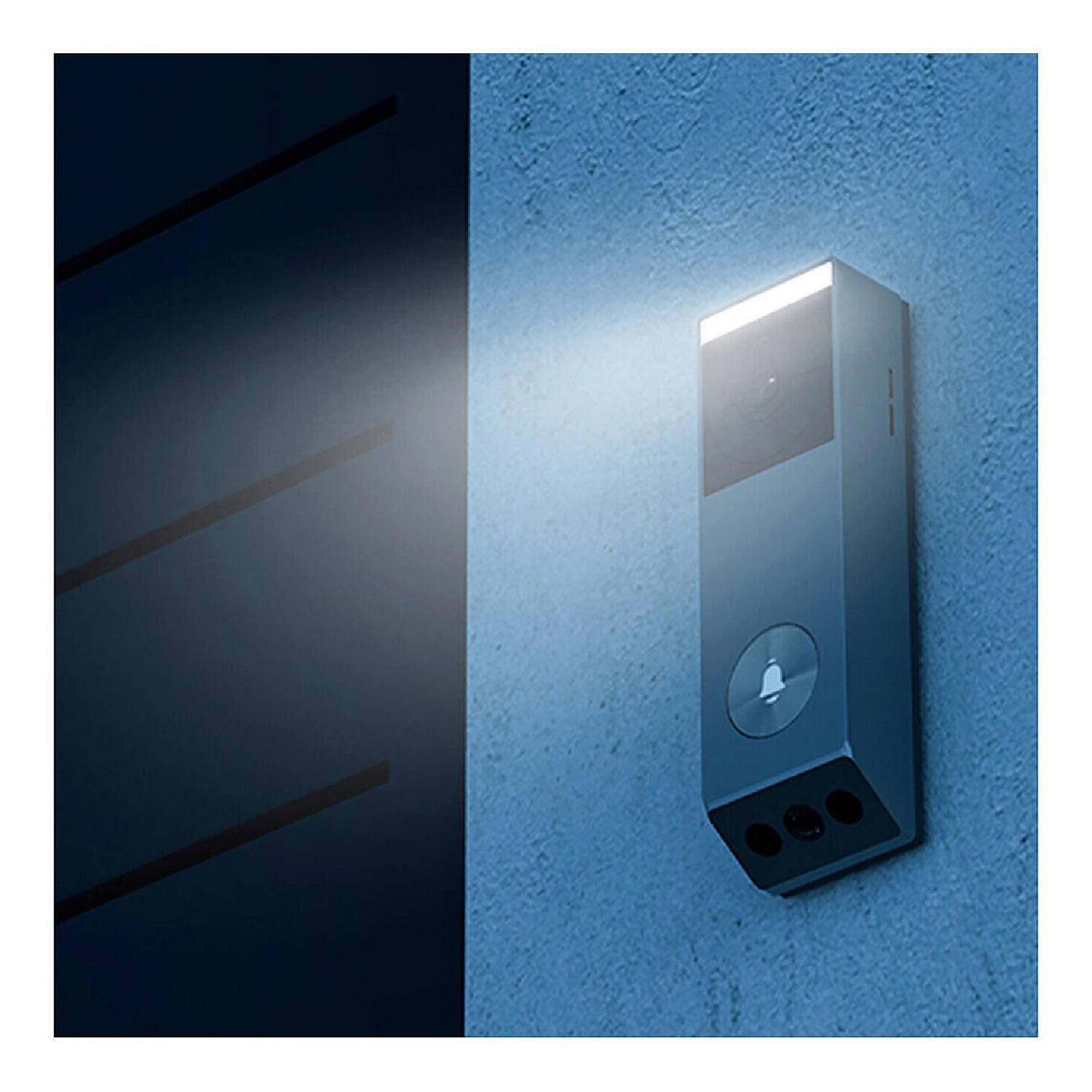 Une sonnette intelligente est fixée sur un mur bleu. Elle est éclairée par une lumière vive. Un mur sombre est à gauche.