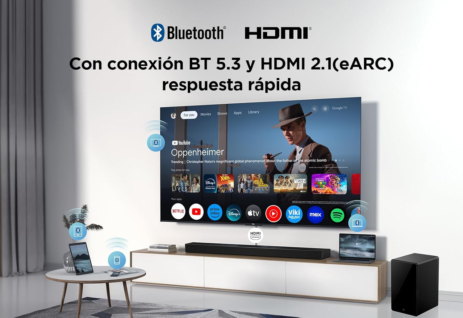 Un televisor muestra una película, con barra de sonido, subwoofer y dispositivos conectados.