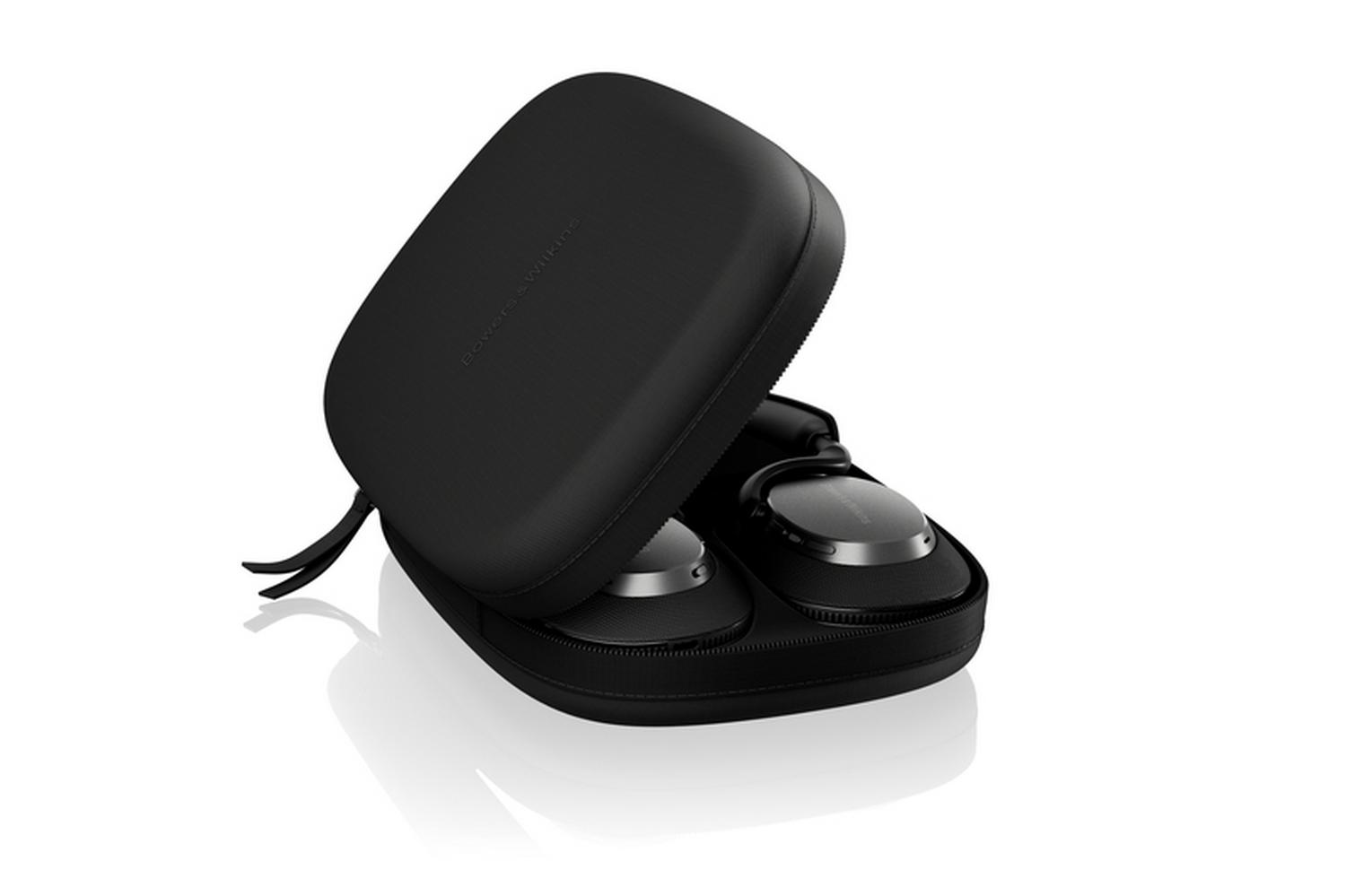 Auriculares negros dentro de un estuche negro, con el nombre de la marca.