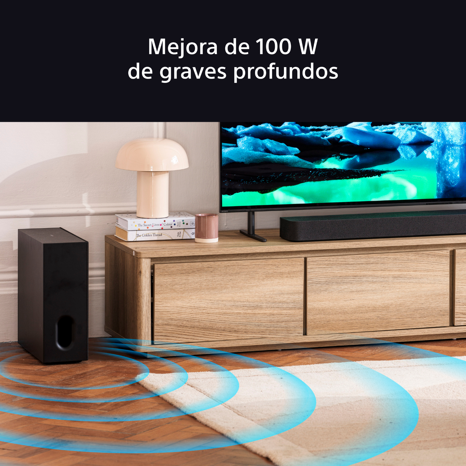 Habitación con TV en soporte de madera, altavoz negro en el suelo, ondas sonoras azul claro.