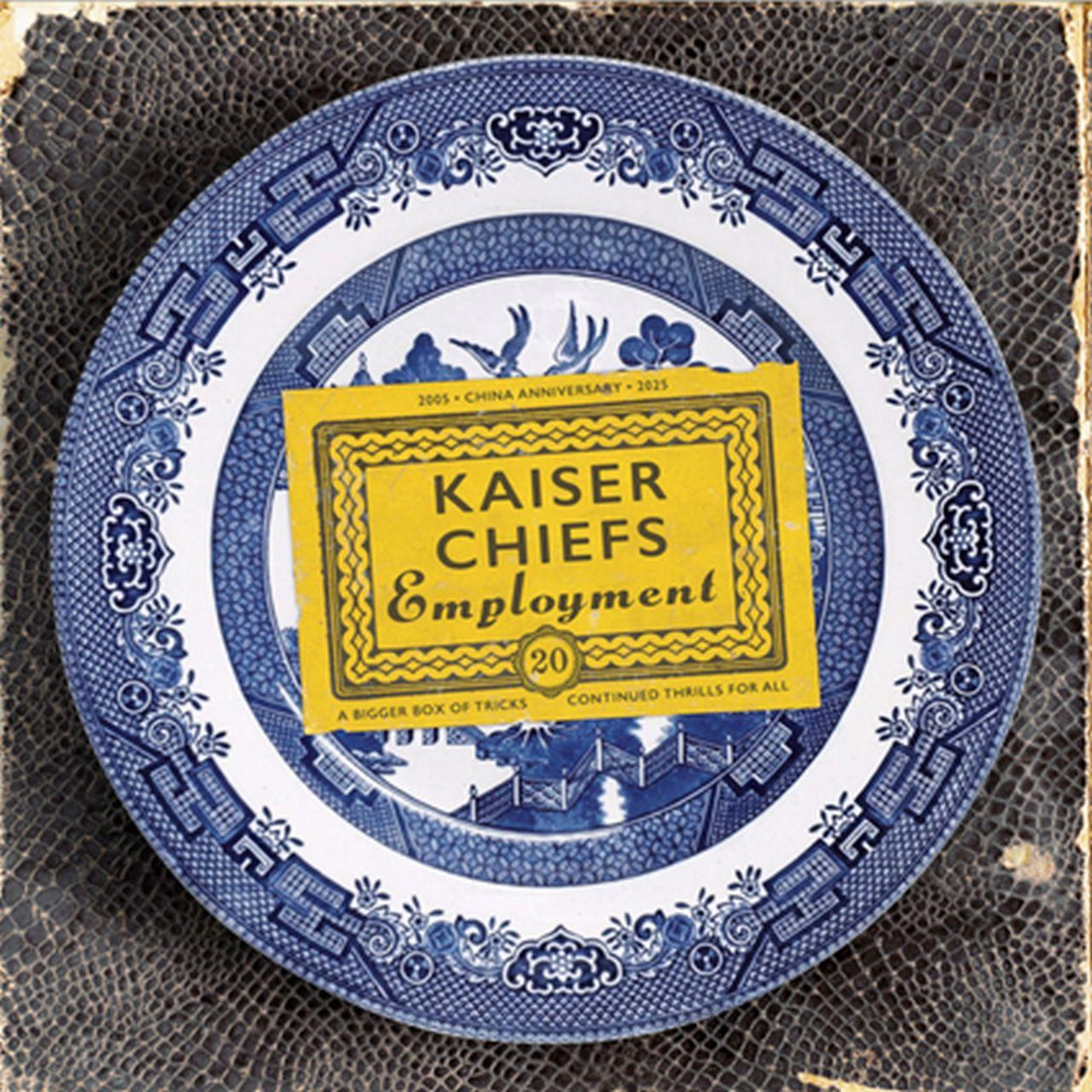 Blau-weiße Platte mit gelbem Etikett mit der Aufschrift Kaiser Chiefs Employment.