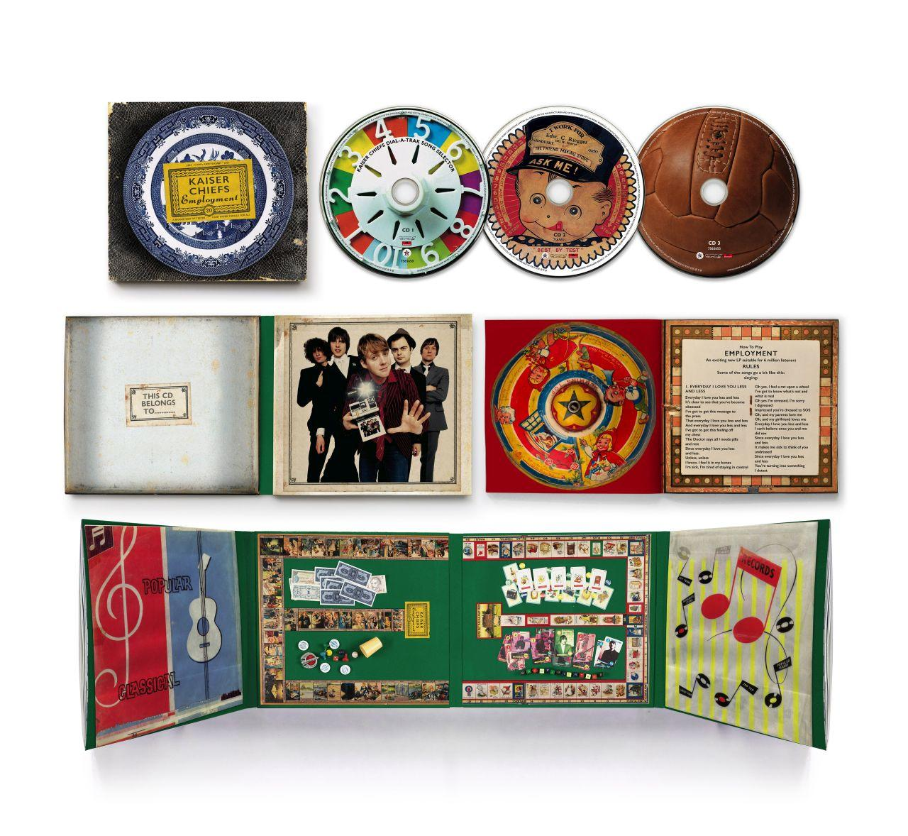 CDs und ein Teller. Kaiser Chiefs-Etikett, CD mit Drehscheibe und ein Fußball.